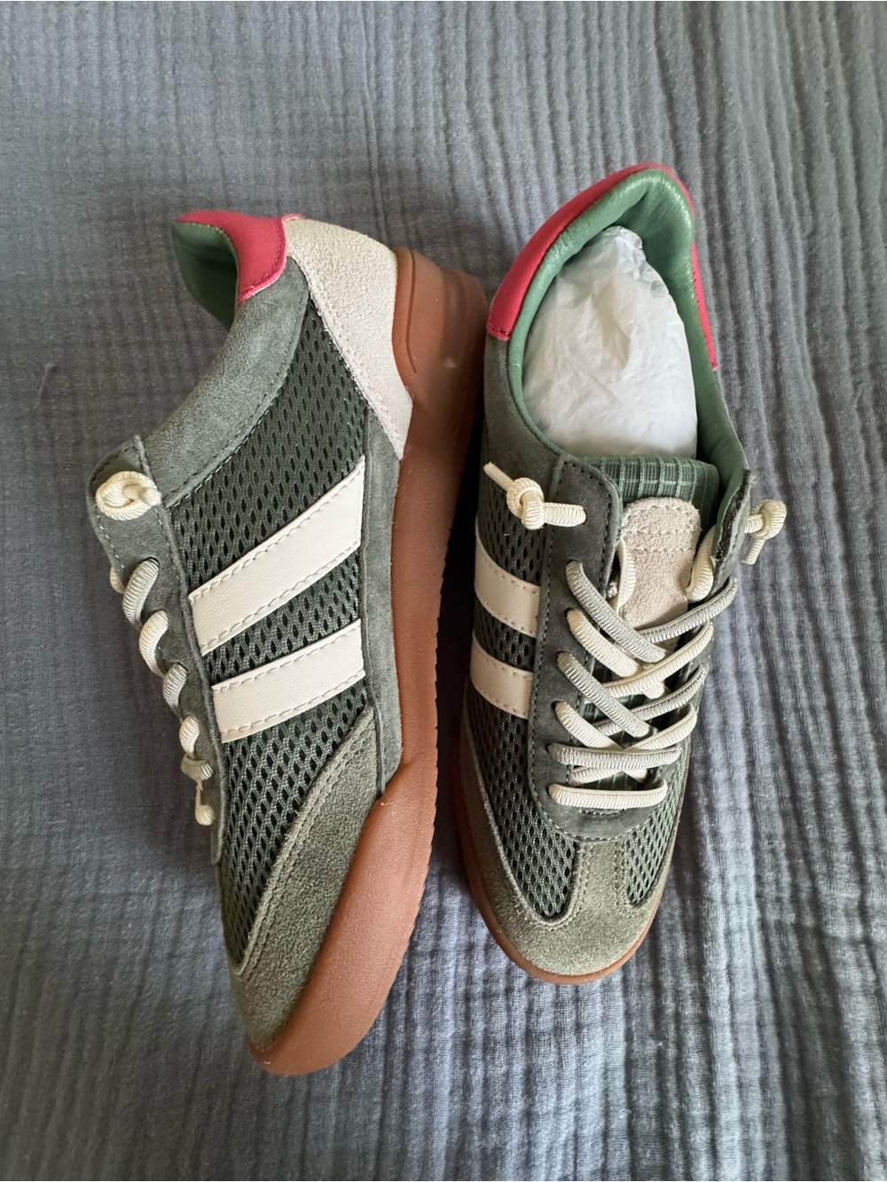 NIB Steve Madden Verdict Green Suede Retro Sneakers Gum Sole Size 7 - Picture 2 of 5